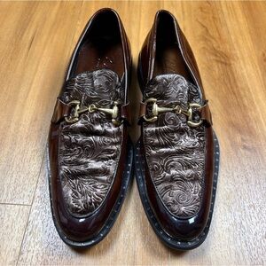 Vero Cuoio Brown Loafers with Gold Detailing
Size 40